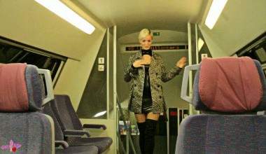 LATEXFOTZE MITTEN IM ZUG GEFICKT CREAMPIE!!!