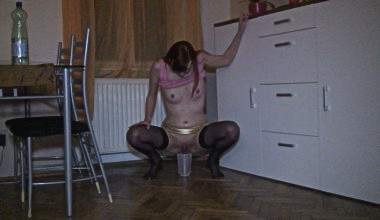 In Messbecher gepisst