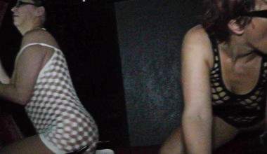 Zwei Pornokino Schlampen - Public ficken