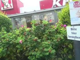 Vorschaubild vom Privatporno mit dem Titel "BlowJob im KFC Drive In - ich habs versucht !!!!" von Deine-Chefin