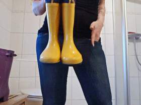 Vorschaubild vom Privatporno mit dem Titel "Meine Gummi-Stiefelsammlung" von EvilBitch