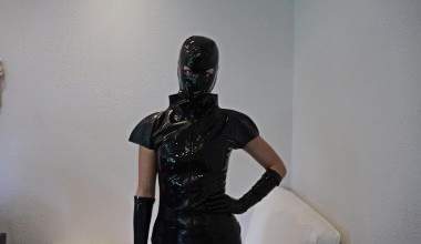 Latexdiva entjungfert 18J. Bengel