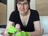 Grüne Handschuhe mit Sperma bedeckt