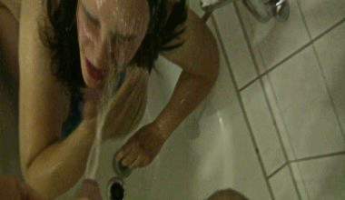 Piss-Spiele in der Badewanne