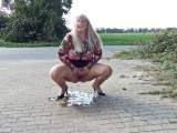 Mega Public pissen mit Analplug im Arsch!