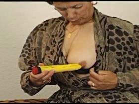 Mit 70 Jahren fängt ihre haarige Fotze an horny zu werden