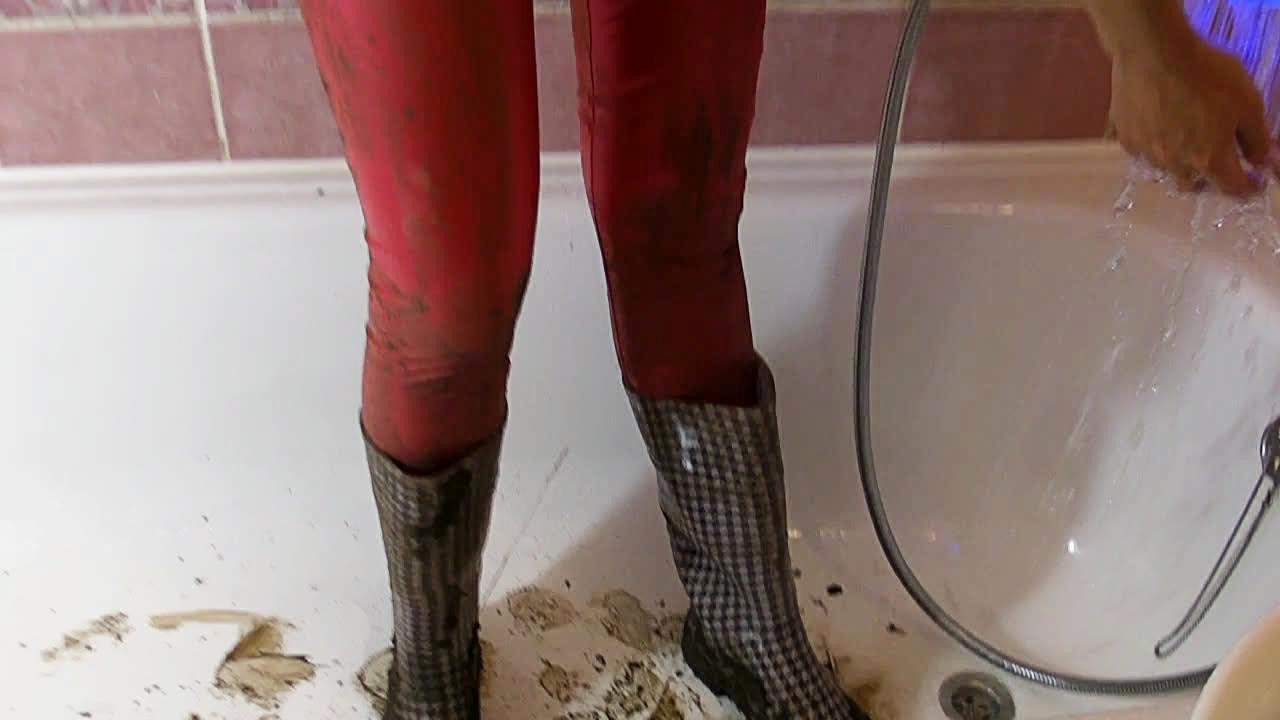 tomnata - Washing Slinkystylez leggings and boots