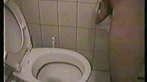 Ins Klo gepisst (mit 18)