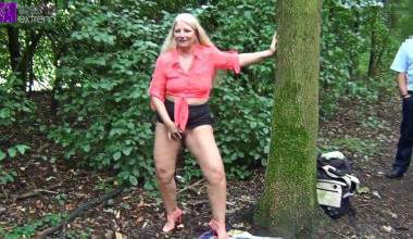 Ich wurde beim Wildpinkeln beobachtet und dann von einem Kerl mit Pisse abgefüllt!