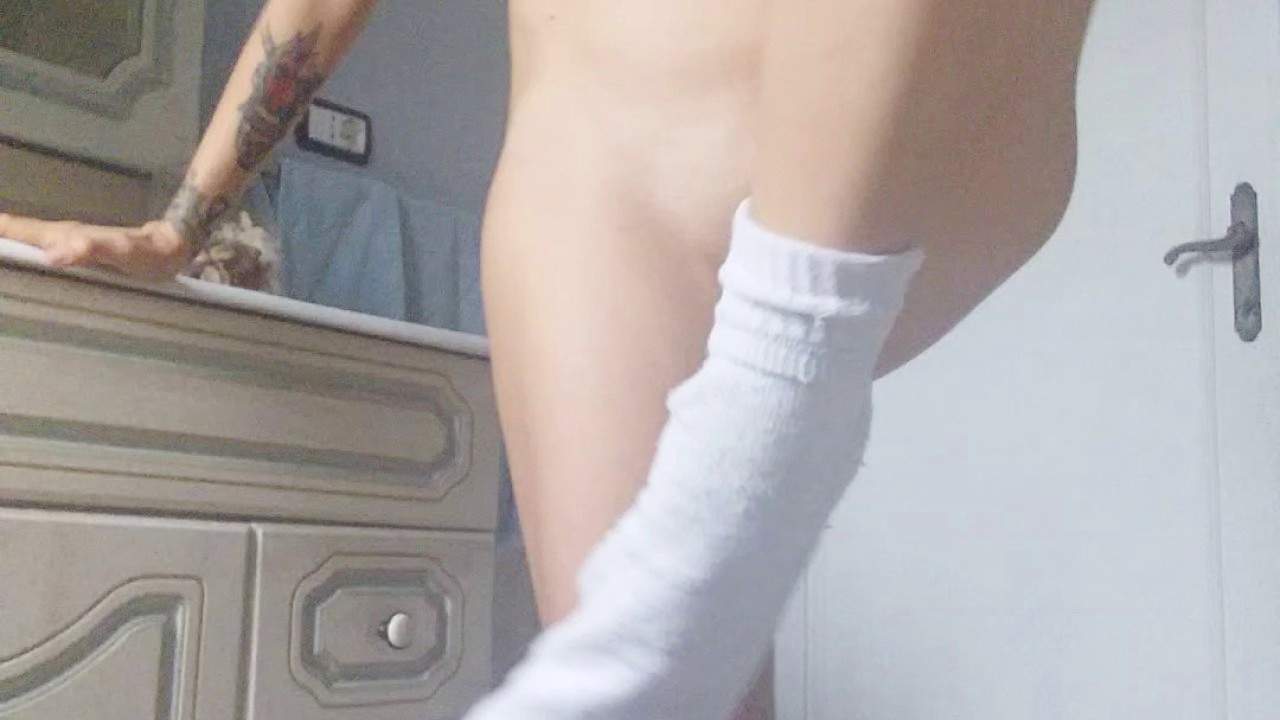 savannahscat - ganz nackt aber mit weißen Socken!