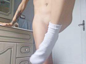 ganz nackt aber mit weißen Socken!
