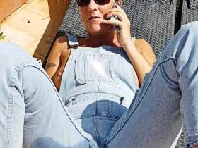 Beim telefonieren in meine Jeans Latzhose gepisst