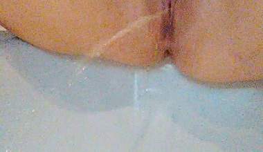 In der Wanne PISSE ich auf Dich zu! !