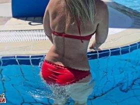 free fuck | Recognized and fucked in the outdoor pool