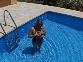 Spass mit dem Dildo am Pool