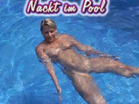 Nackt im Pool