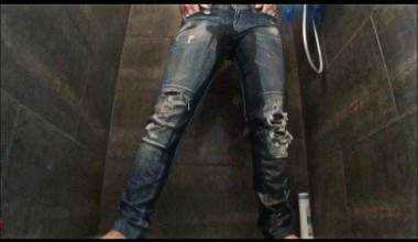sexy Jeanspiss in der Dusche