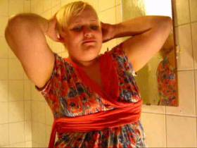 Ich pisse nackt ins Glas