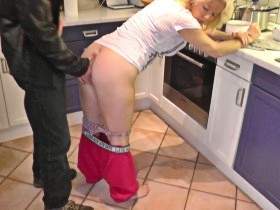 Vorschaubild vom Privatporno mit dem Titel "Mein Nachbar ist soooo mies AO/Creamie" von KissiKissi