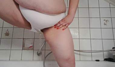 Pisse und Squirting in weißen Slip
