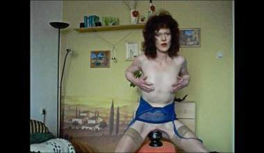 Auf Anweisung Monsterdildo abgeritten ...