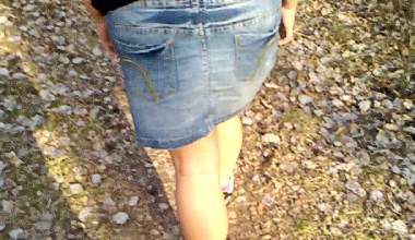 Röckchen hoch und Pissen