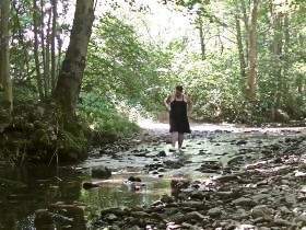 In verschiedenen Stellung, in den Fluss gepinkelt