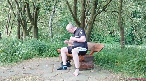 Pause in Strumpfhose auf der Radtour 2