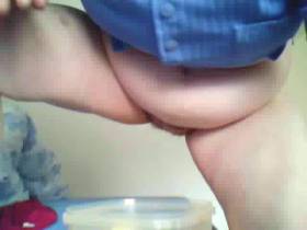 * 123 * From 31.03.10. Moni in Geilen pissing & shitting!