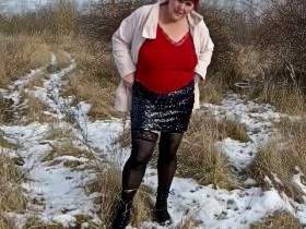 hot short piss in the snow