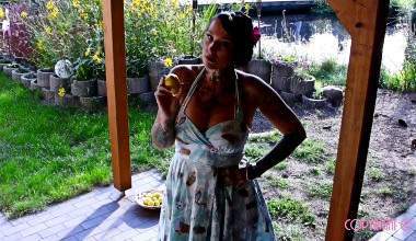 Pretty Crushed Summer - Spritzende Zitrusfrüchte unter nackten Füßen
