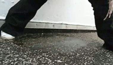 Spritziger Straßenpiss