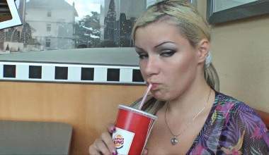 FREMDFICK IM BURGER LADEN! PUBLIC!!