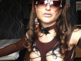 Vorschaubild vom Privatporno mit dem Titel "Sexy im braunen Latex" von nylon_schlampe