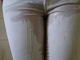 Vorschaubild vom Privatporno mit dem Titel "Es ist jetzt Zeit für die weiße Jeans und Pisse" von EvilBitch