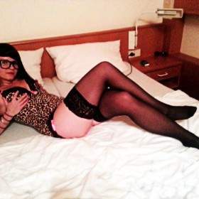 MiniGirly93 - Junge MILF (32) MILF aus Deutschland