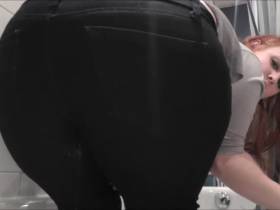 Vorschaubild vom Privatporno mit dem Titel "Pissspiele in JoggingHose" von sexyvenushuegel