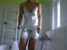 Vorschaubild vom Privatporno mit dem Titel "In Satin unter die Dusche" von EvilBitch