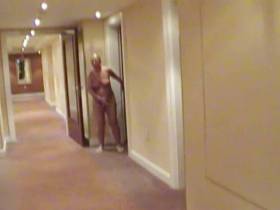 Naked Walk & abpissen im Hotel