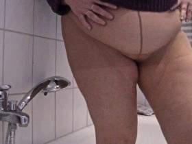 You pissing in nylon pantyhose