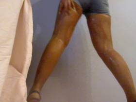 Vorschaubild vom Privatporno mit dem Titel "Mein erster Hotpants Nylonpiss" von EvilBitch