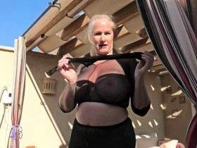 Duschen in schwarzer Strumpfhose