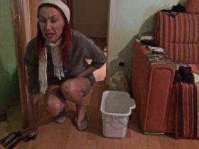 Vorschaubild vom Privatporno mit dem Titel "Pissende Putzfrau" von Sue-Allen