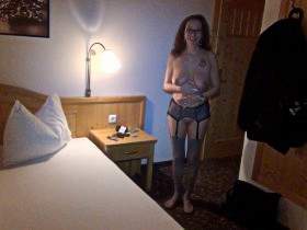 Nackt in Strapsen durchs Hotel - Wer fickt mich?