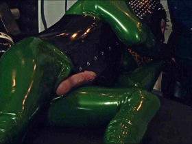 Bi Spiele mit geilen Rubberdolls 2