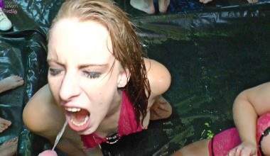 Extreme Piss Orgie für ein Teen-Girl und eine Milf! Uncut-Version! Kamera 3