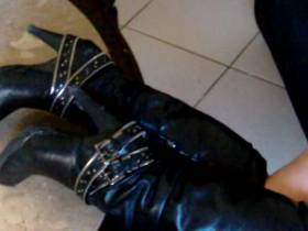my seyy leather Boots.)