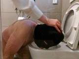Leck die Toilette sauber