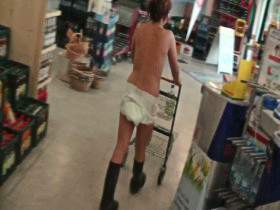 Vorschaubild vom Privatporno mit dem Titel "Mit Windeln und Gummistiefel im Getränkemarkt" von extremgirl