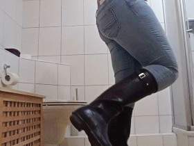 Vorschaubild vom Privatporno mit dem Titel "Mega geile neue Gummistiefel" von EvilBitch